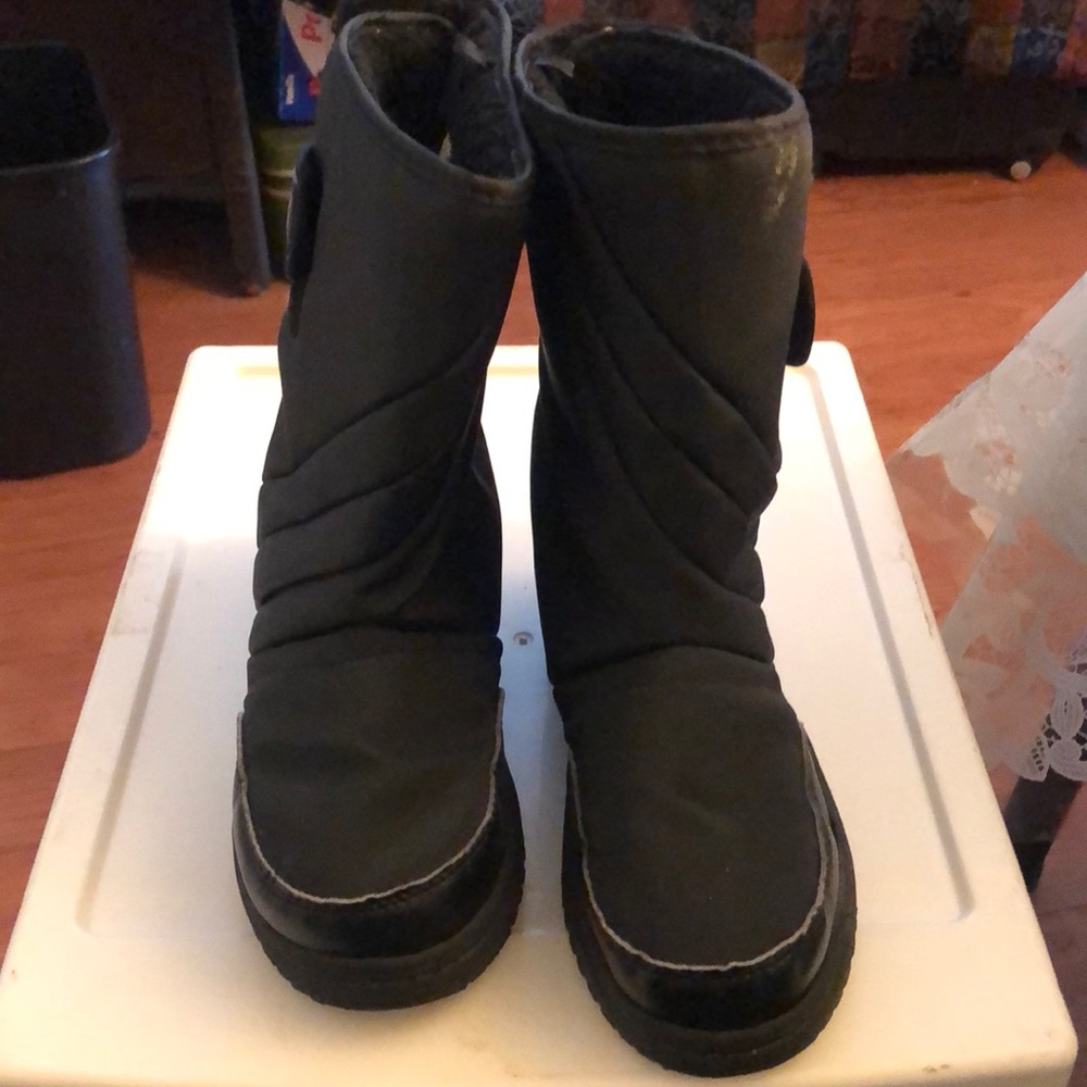 Snow boots.               @Mm’sRoomSmWhtDrwr